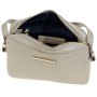 TOMMY HILFIGER BEŻOWA LISTONOSZKA EMBOSS BAYAN ÇANTA AW0AW02007